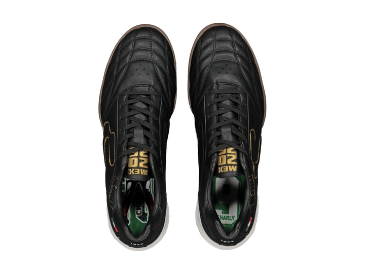Taquetenis de fútbol Charly color negro con suela marrón y detalles dorados.
