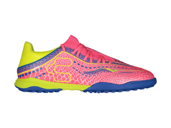 Tenis de fútbol Charly color rosa con detalles en amarillo y azul para hombre.