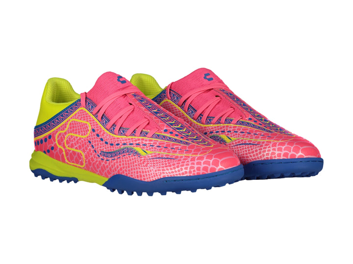 Tenis de fútbol Charly color rosa con detalles en amarillo y azul para hombre.
