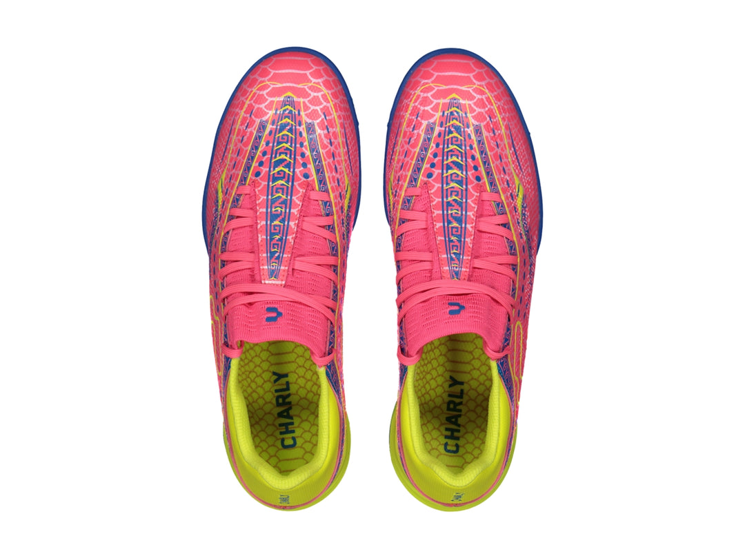 Tenis de fútbol Charly color rosa con detalles en amarillo y azul para hombre.