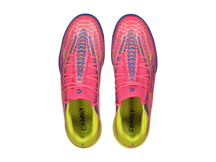 Tenis de fútbol Charly color rosa con detalles en amarillo y azul para hombre.