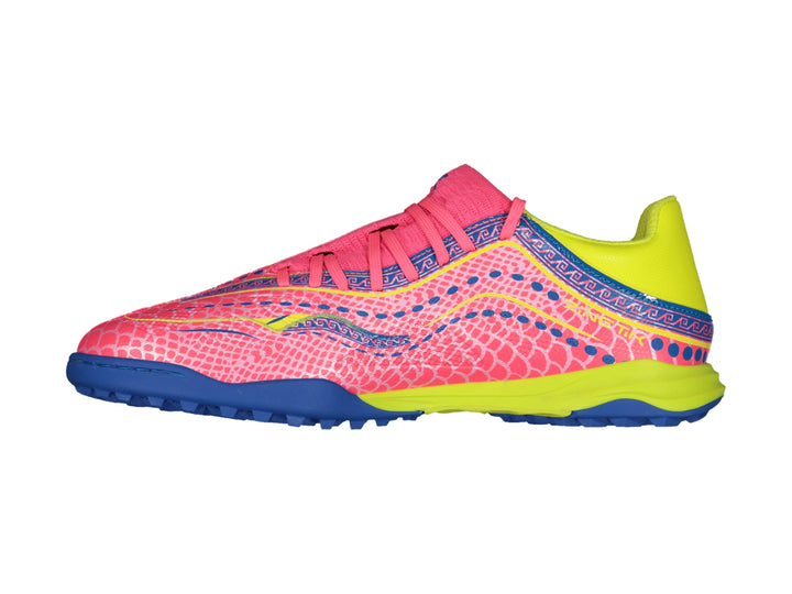 Tenis de fútbol Charly color rosa con detalles en amarillo y azul para hombre.