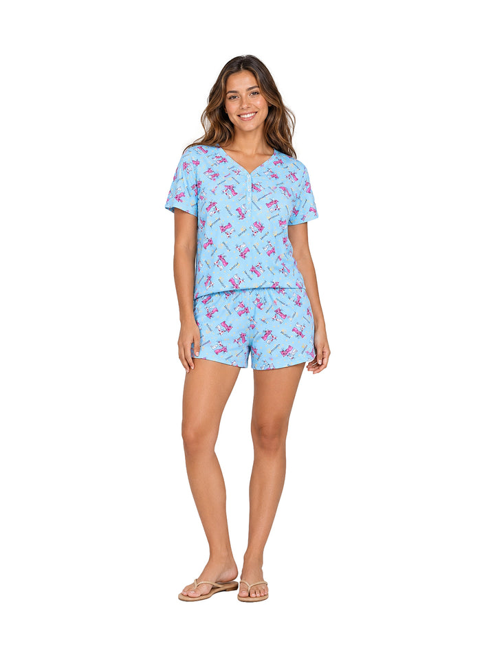 Mujer vistiendo pijama de dos piezas color azul claro con estampado, compuesta por playera y short.