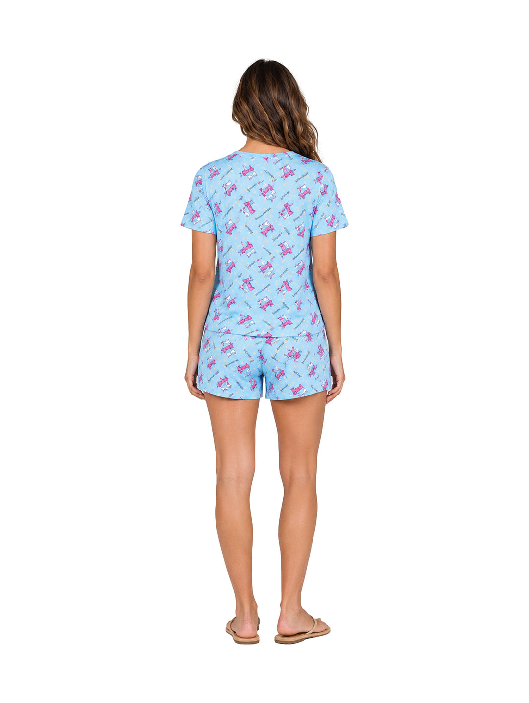 Mujer vistiendo pijama de dos piezas color azul claro con estampado, compuesta por playera y short.