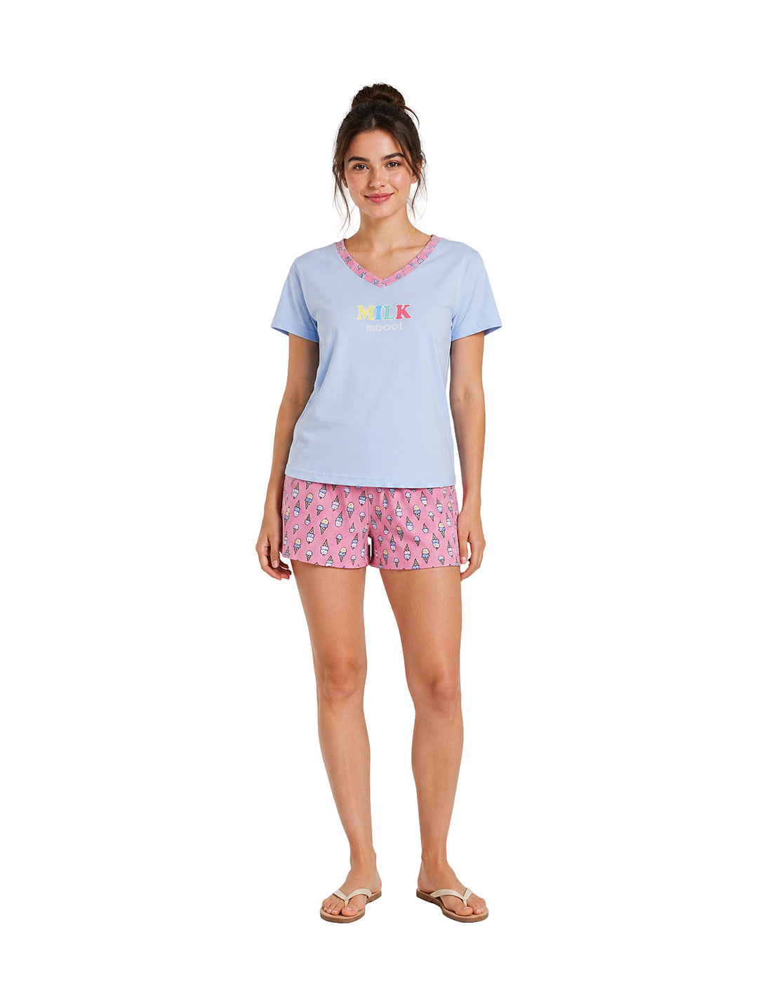 Mujer vistiendo pijama de dos piezas con camiseta azul y short rosa con estampado.