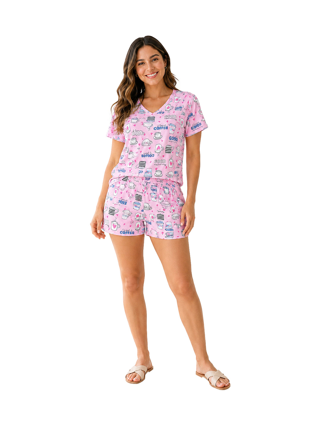 Mujer vistiendo pijama de dos piezas color rosa con estampado de tazas de café.