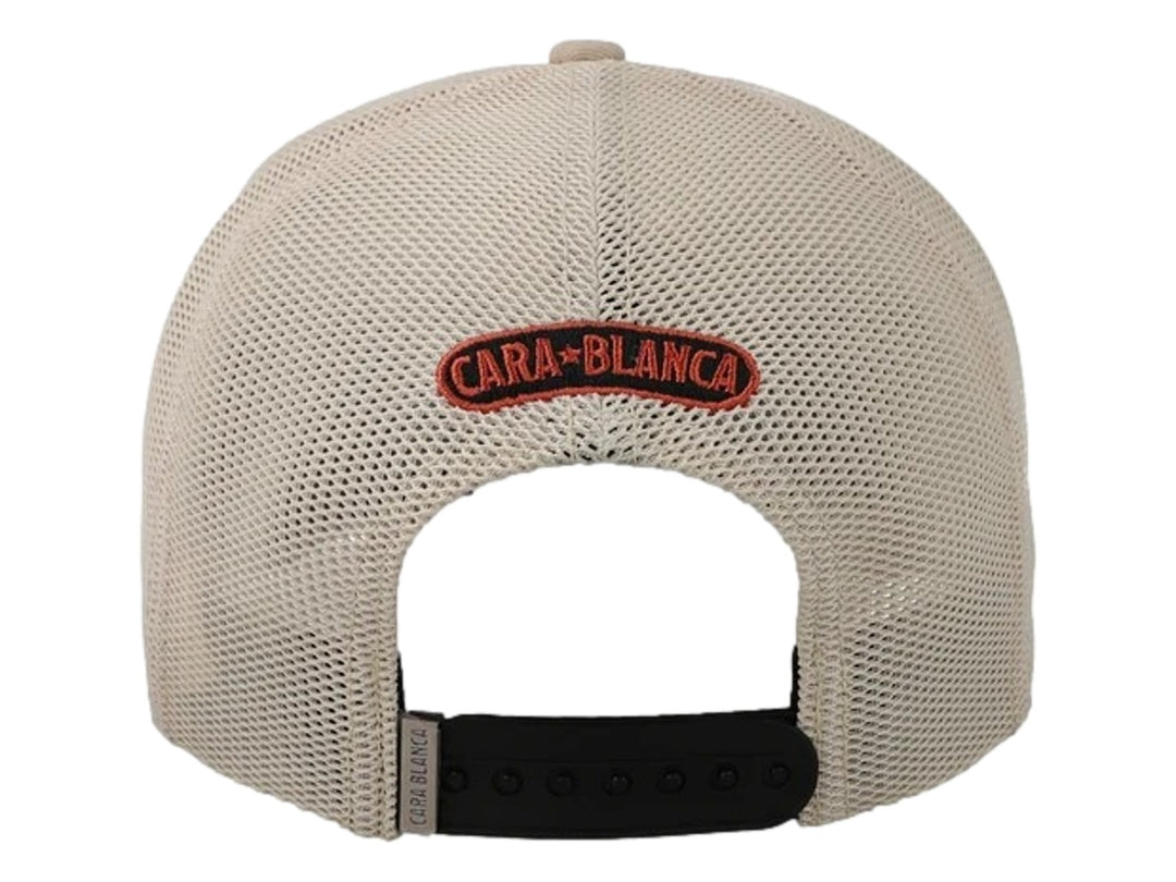 Gorra color crema marca Cara Blanca con parche frontal bordado en negro y naranja y parte trasera de malla.