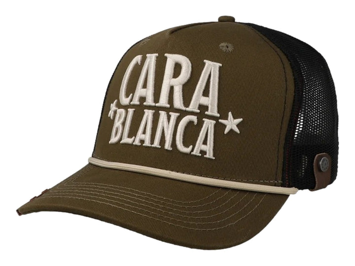 Gorra trucker color olivo con malla negra y texto bordado en blanco que dice CARA BLANCA