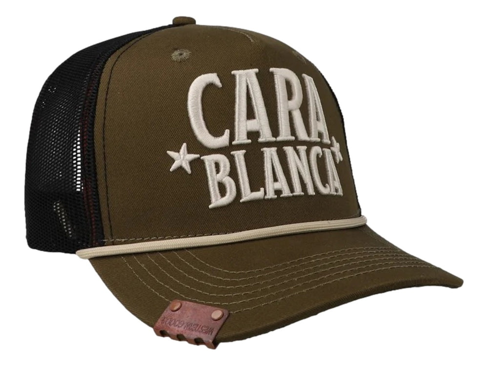 Gorra trucker color olivo con malla negra y texto bordado en blanco que dice CARA BLANCA