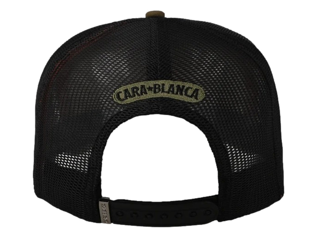 Gorra trucker color olivo con malla negra y texto bordado en blanco que dice CARA BLANCA