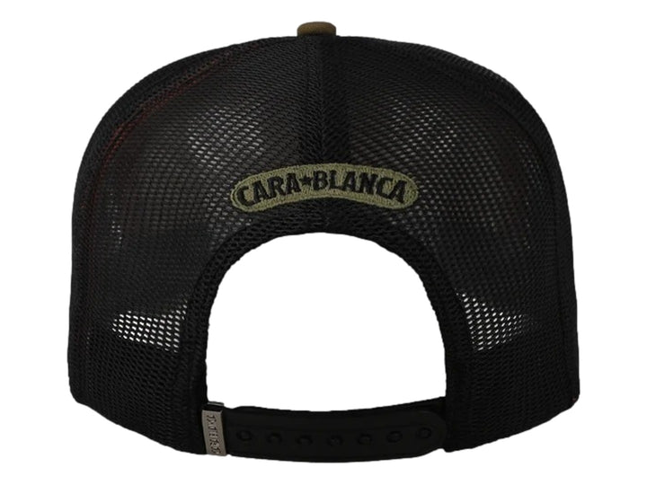 Gorra trucker color olivo con malla negra y texto bordado en blanco que dice CARA BLANCA