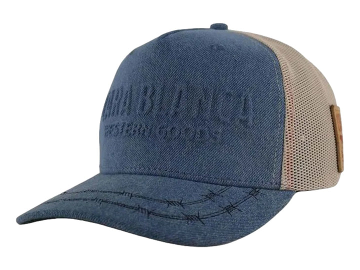 Gorra Cara Blanca de color denim con panel trasero de malla beige y bordado decorativo en la visera.