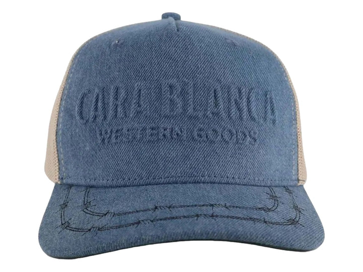 Gorra Cara Blanca de color denim con panel trasero de malla beige y bordado decorativo en la visera.
