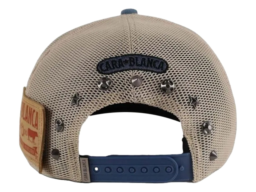 Gorra Cara Blanca de color denim con panel trasero de malla beige y bordado decorativo en la visera.