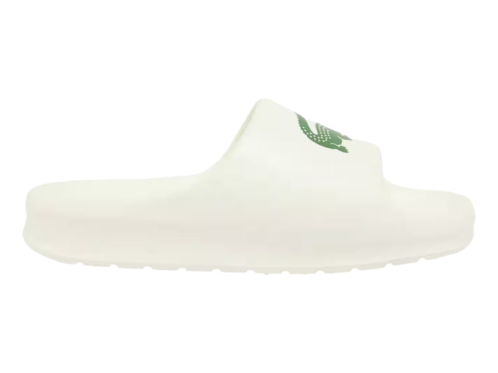 Sandalia deslizable Lacoste de color blanco roto con logotipo del cocodrilo en verde.