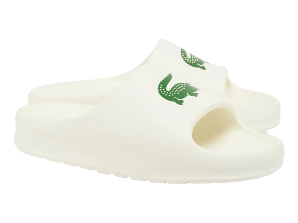 Sandalia deslizable Lacoste de color blanco roto con logotipo del cocodrilo en verde.