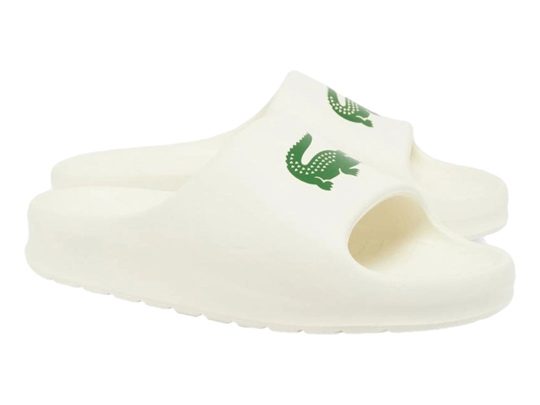 Sandalia deslizable Lacoste de color blanco roto con logotipo del cocodrilo en verde.