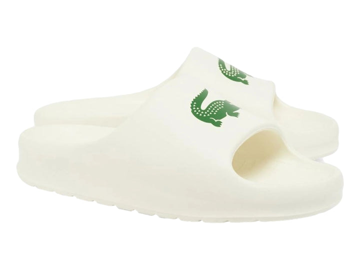 Sandalia deslizable Lacoste de color blanco roto con logotipo del cocodrilo en verde.