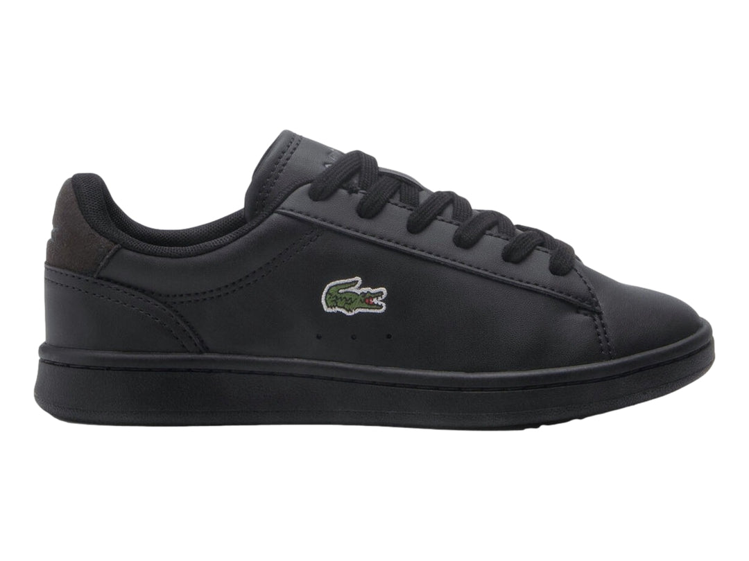 Tenis Lacoste color negro para niño, estilo casual con logotipo del cocodrilo en el lateral.