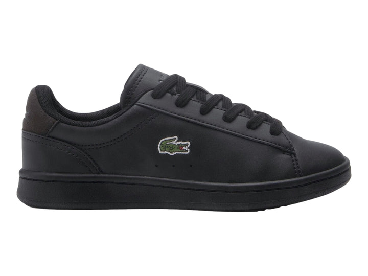 Tenis Lacoste color negro para niño, estilo casual con logotipo del cocodrilo en el lateral.