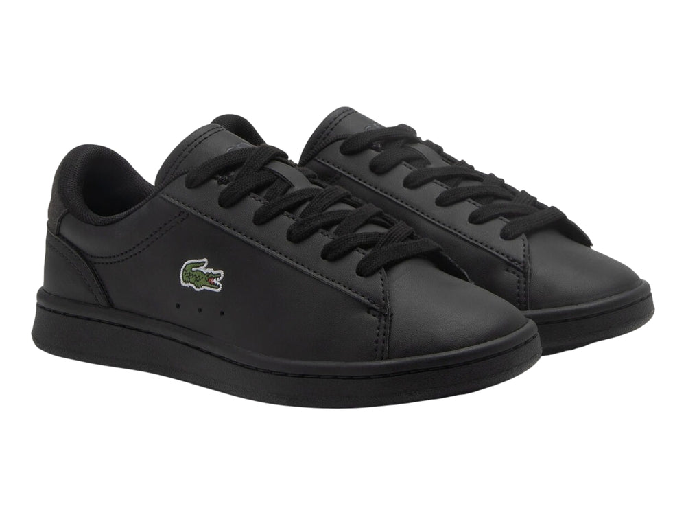 Tenis Lacoste color negro para niño, estilo casual con logotipo del cocodrilo en el lateral.