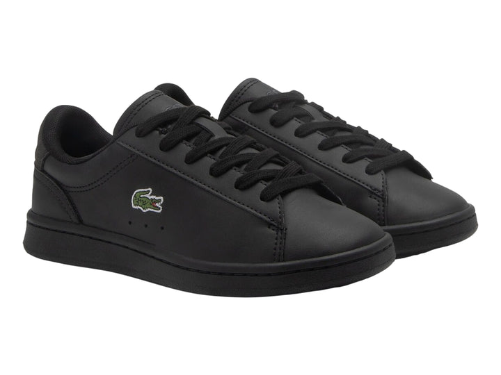 Tenis Lacoste color negro para niño, estilo casual con logotipo del cocodrilo en el lateral.
