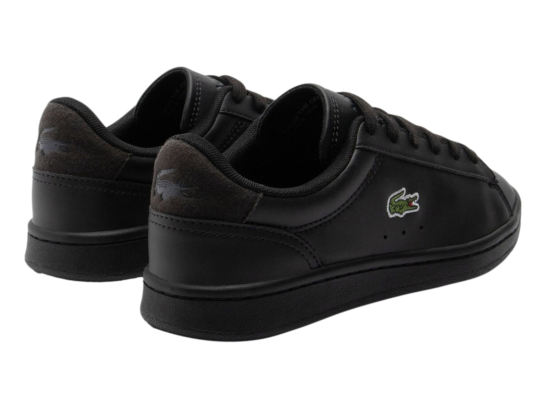 Tenis Lacoste color negro para niño, estilo casual con logotipo del cocodrilo en el lateral.