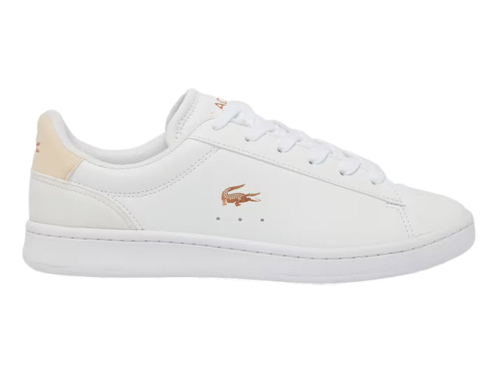 Tenis Lacoste blancos con detalles en rosa claro y logotipo del cocodrilo en el lateral.