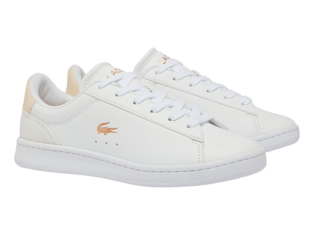 Tenis Lacoste blancos con detalles en rosa claro y logotipo del cocodrilo en el lateral.