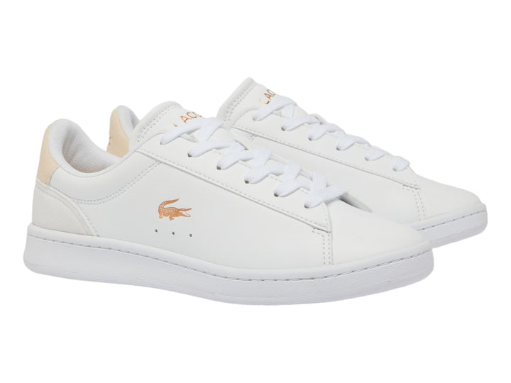 Tenis Lacoste blancos con detalles en rosa claro y logotipo del cocodrilo en el lateral.