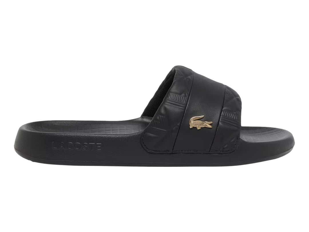 Sandalias Lacoste modelo Serve Slide 1.0 en color negro con logotipo del cocodrilo en dorado sobre la banda.