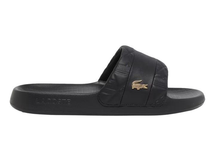 Sandalias Lacoste modelo Serve Slide 1.0 en color negro con logotipo del cocodrilo en dorado sobre la banda.
