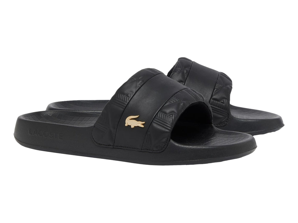 Sandalias Lacoste modelo Serve Slide 1.0 en color negro con logotipo del cocodrilo en dorado sobre la banda.