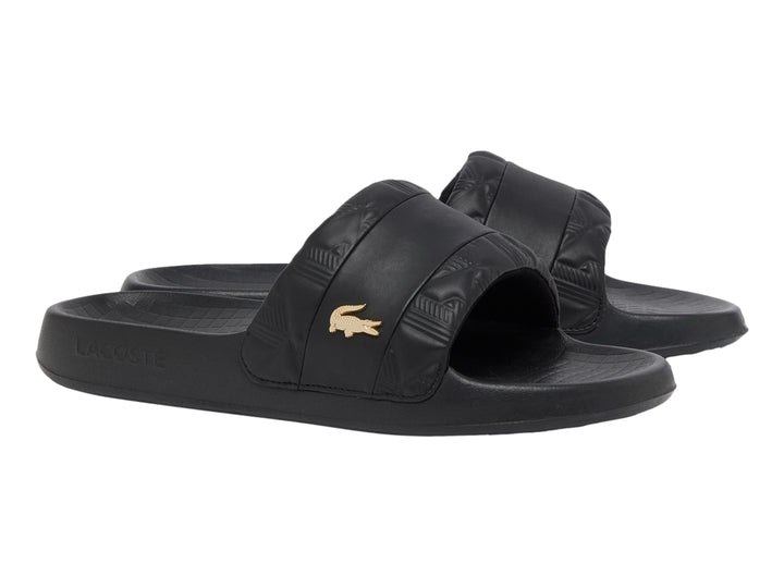 Sandalias Lacoste modelo Serve Slide 1.0 en color negro con logotipo del cocodrilo en dorado sobre la banda.