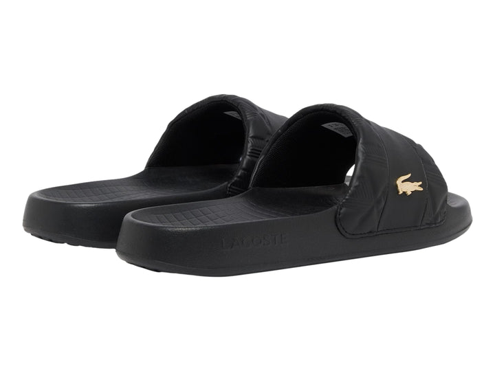 Sandalias Lacoste modelo Serve Slide 1.0 en color negro con logotipo del cocodrilo en dorado sobre la banda.