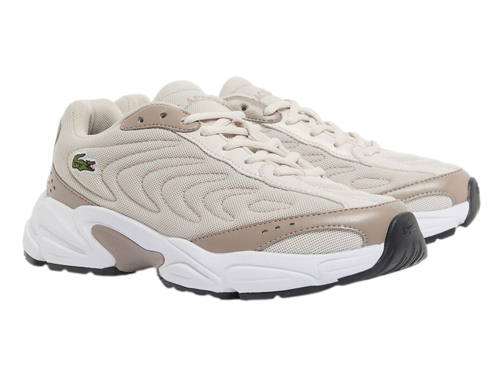 Tenis Lacoste color beige y blanco con suela blanca gruesa y detalles en negro.