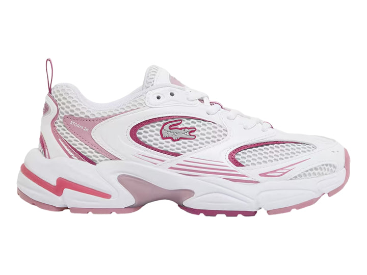Tenis deportivos Lacoste blancos con detalles en morado claro y suela robusta.