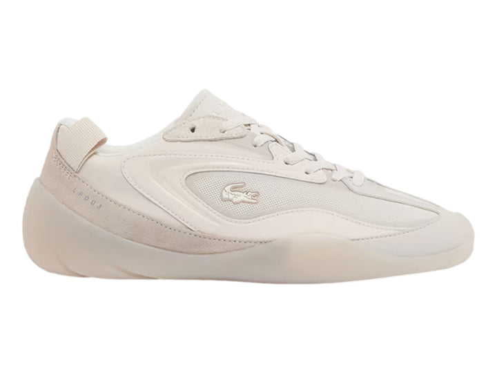 Tenis Lacoste color blanco roto, diseño deportivo de corte bajo con suela gruesa y cordones.