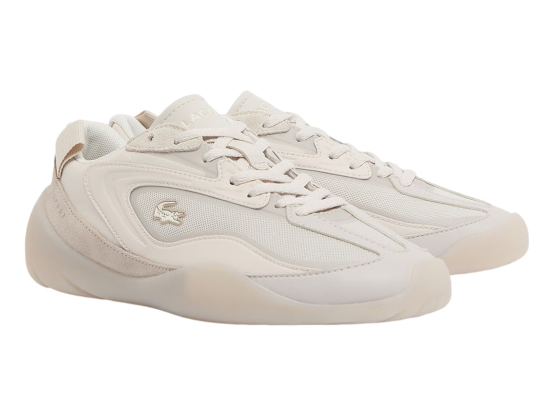 Tenis Lacoste color blanco roto, diseño deportivo de corte bajo con suela gruesa y cordones.