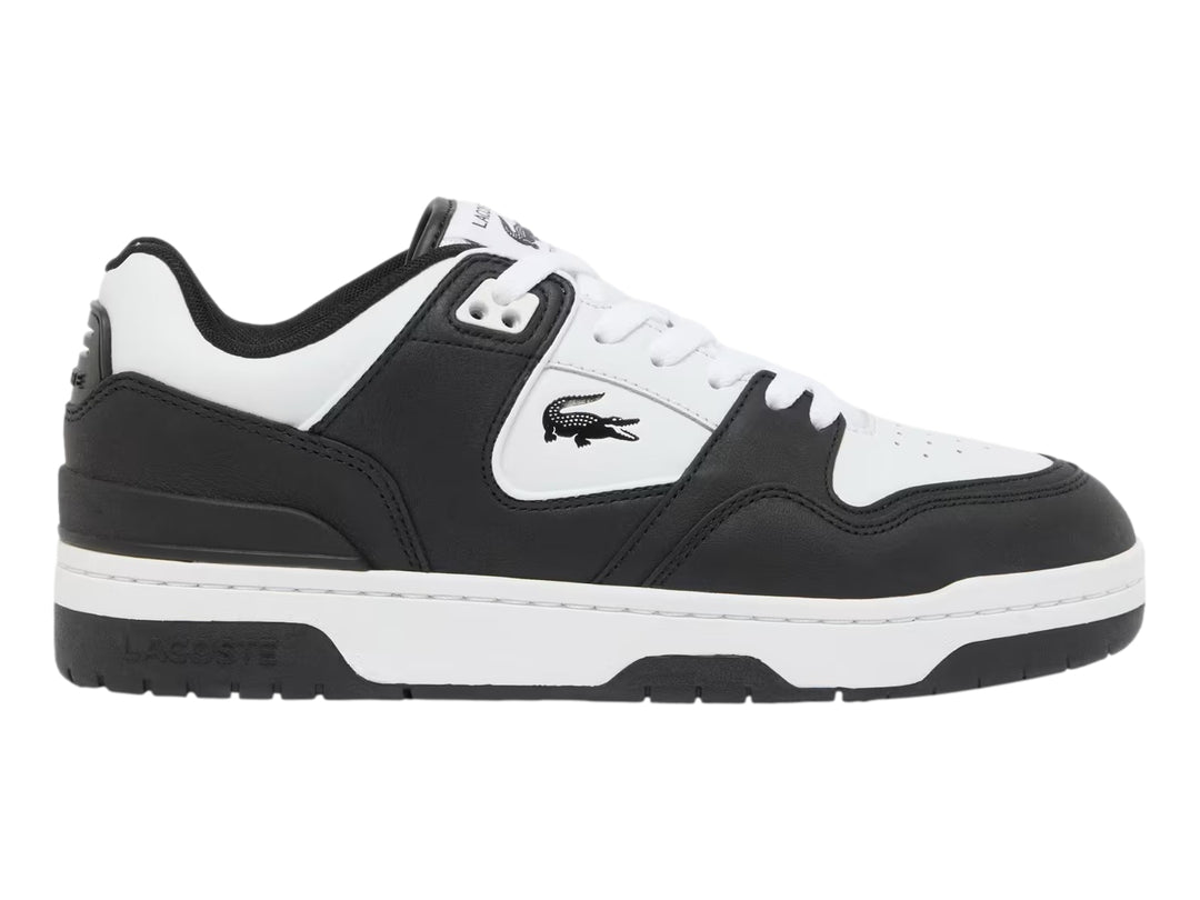 Tenis deportivos Lacoste en colores blanco y negro con suela blanca y detalles en negro.