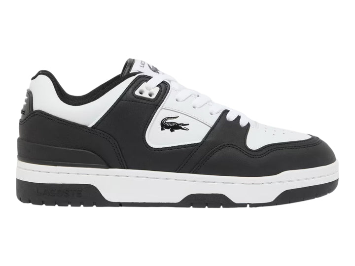Tenis deportivos Lacoste en colores blanco y negro con suela blanca y detalles en negro.