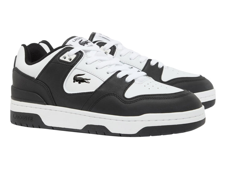 Tenis deportivos Lacoste en colores blanco y negro con suela blanca y detalles en negro.