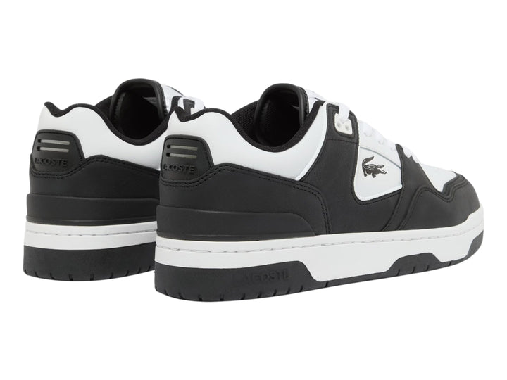 Tenis deportivos Lacoste en colores blanco y negro con suela blanca y detalles en negro.