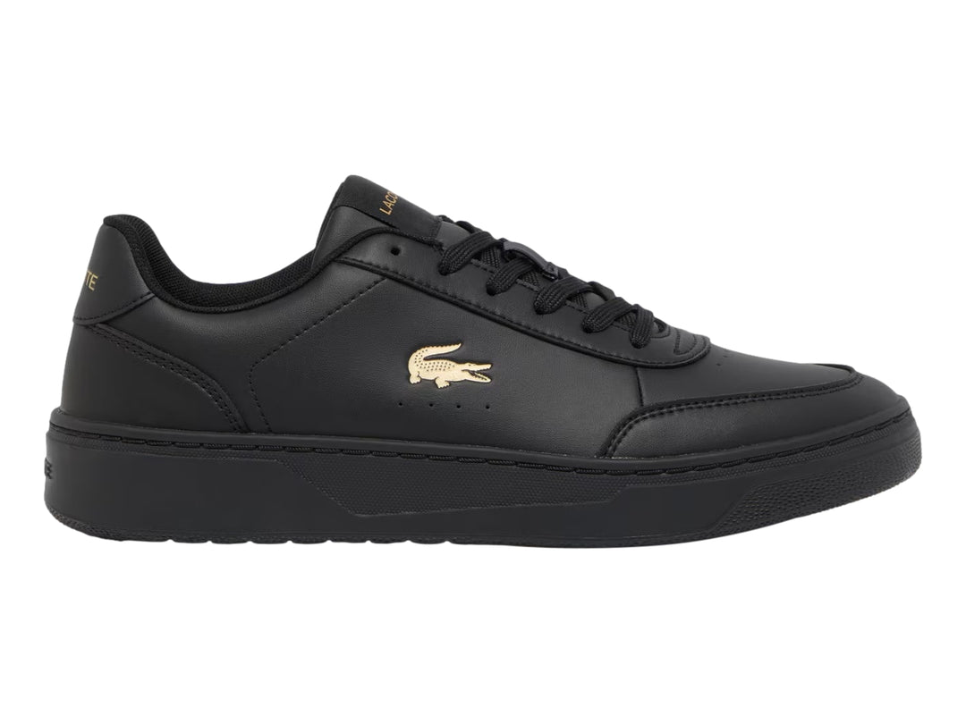 Tenis Lacoste Court Pro color negro con logotipo dorado en el lateral.