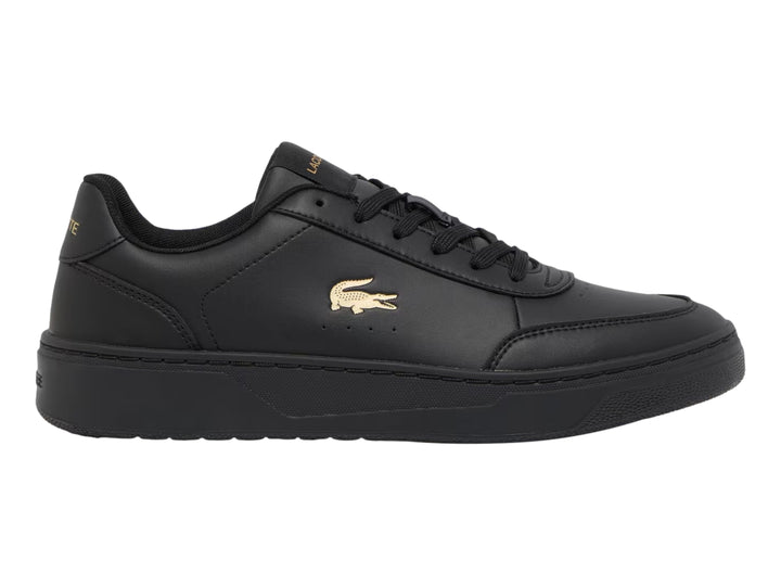 Tenis Lacoste Court Pro color negro con logotipo dorado en el lateral.