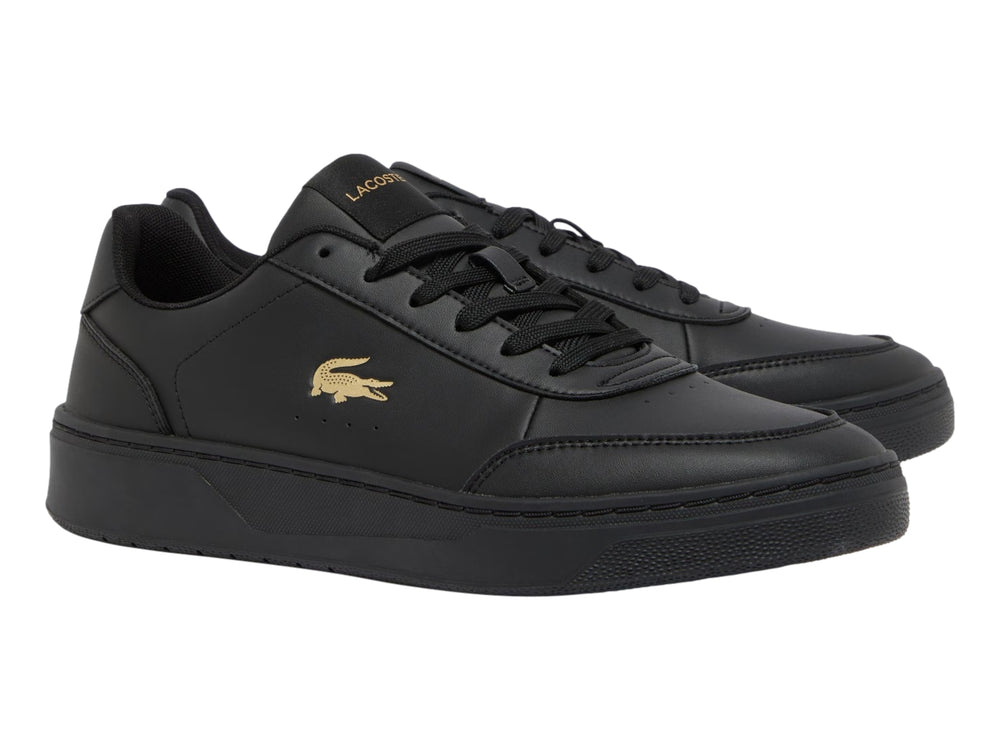 Tenis Lacoste Court Pro color negro con logotipo dorado en el lateral.