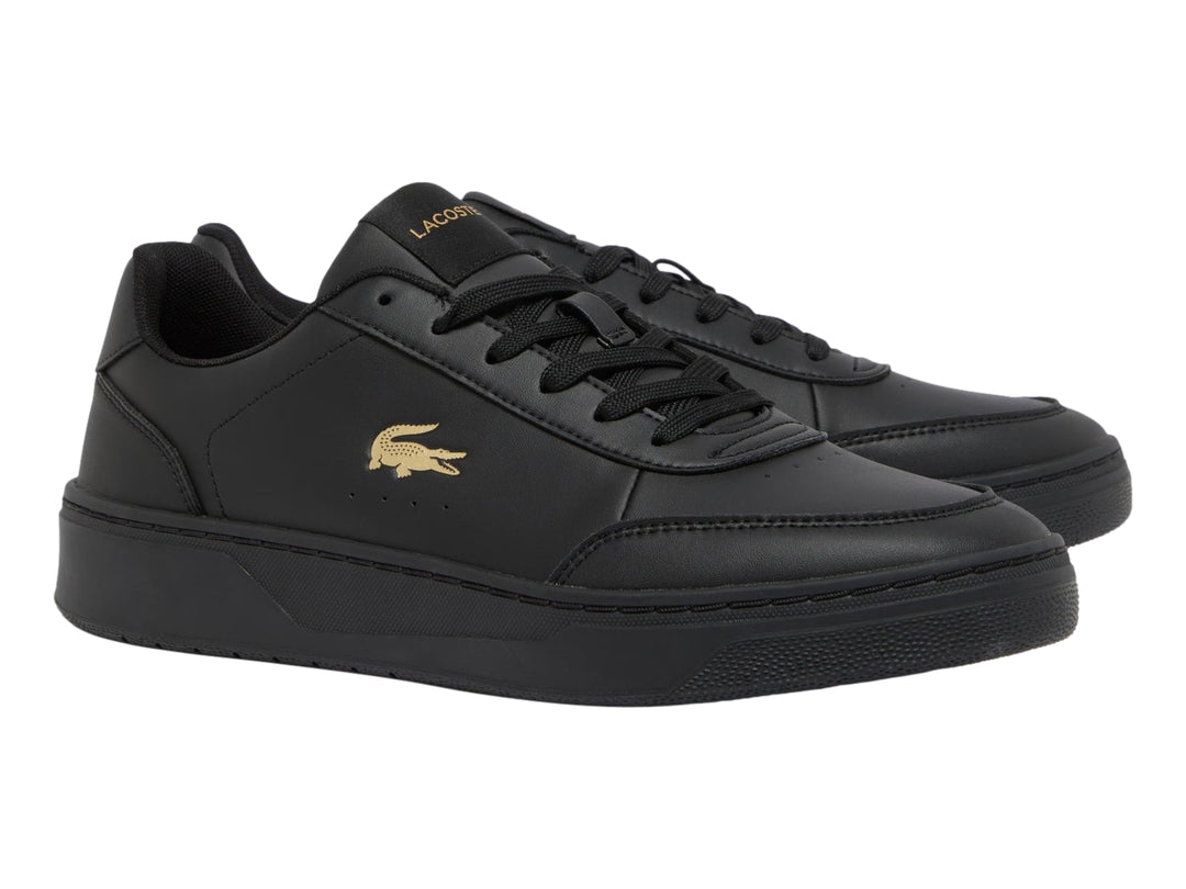 Tenis Lacoste Court Pro color negro con logotipo dorado en el lateral.