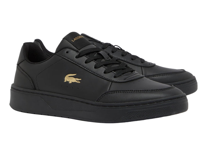 Tenis Lacoste Court Pro color negro con logotipo dorado en el lateral.