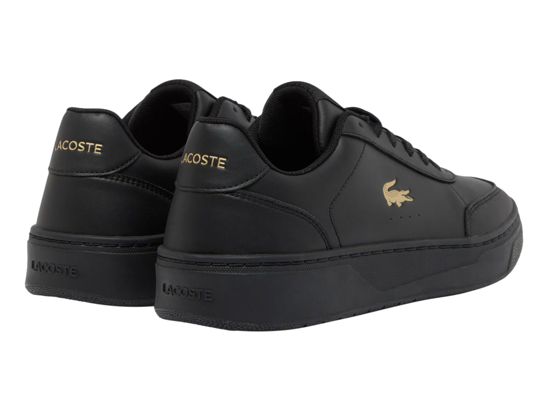 Tenis Lacoste Court Pro color negro con logotipo dorado en el lateral.