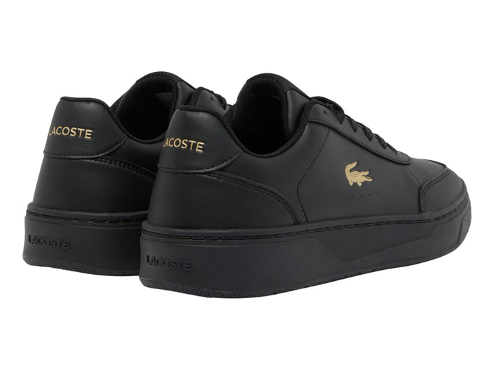 Tenis Lacoste Court Pro color negro con logotipo dorado en el lateral.